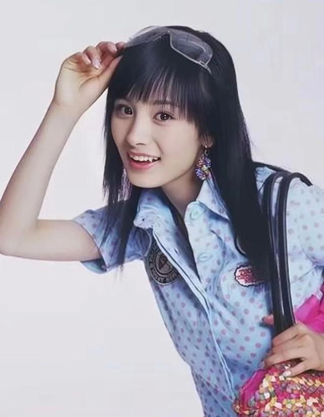 杨幂17岁和成龙合作广告只拿600元，成龙一句话后直接给她5万元