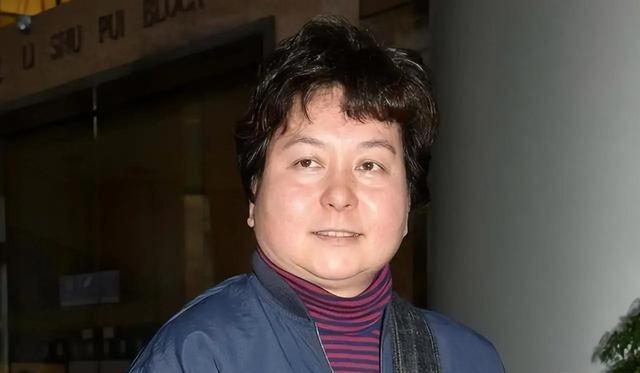 何超蕸离世仅1天，遗产和私生活遭诟病，原来她和郭晶晶处境一样