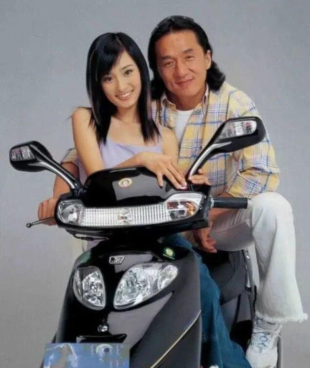 杨幂17岁和成龙合作广告只拿600元，成龙一句话后直接给她5万元