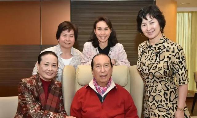 何超蕸离世仅1天，遗产和私生活遭诟病，原来她和郭晶晶处境一样