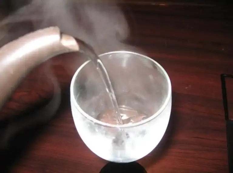 外出吃饭，碗筷用热水烫烫真的能消毒吗?