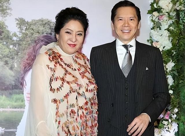 向华强自曝与向太分房睡十多年，网友：相爱和尊重不矛盾