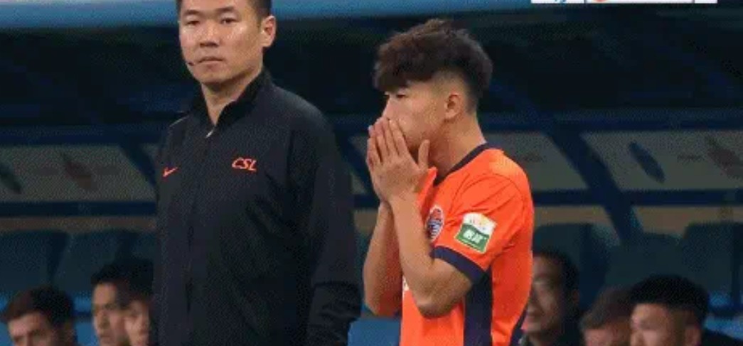 青春风暴，青岛德比中17岁王庚睿与17岁邝兆镭替补登场