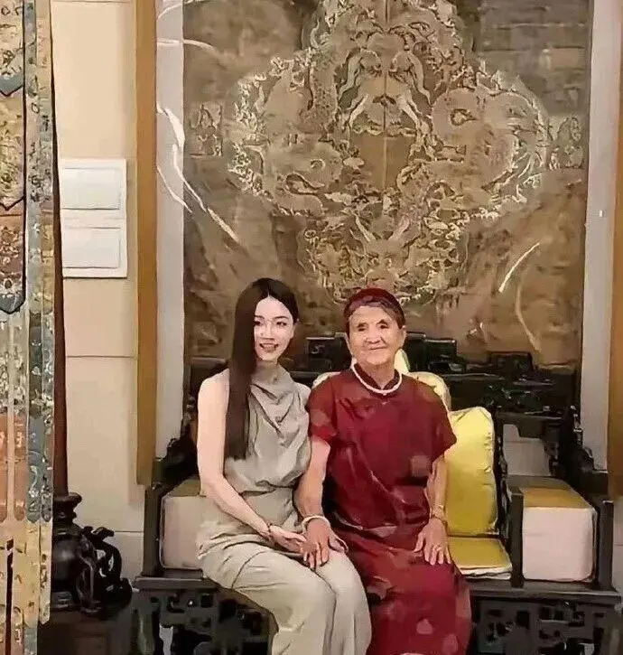 杨子带新欢见91岁老母，黄圣依17年豪门梦碎，一盆铜钱草亮了