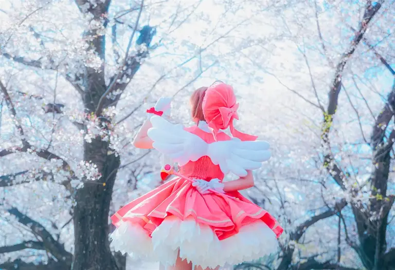 Coser在樱花树下扮演《魔卡少女樱》木之本樱，网友：奇迹美照