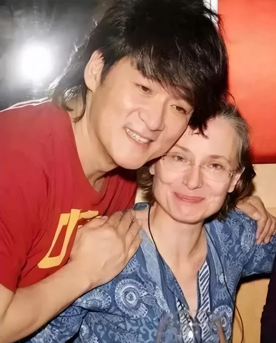 香港知名男星演唱会显老态!美籍太太满头白发，曾被嘲像母子