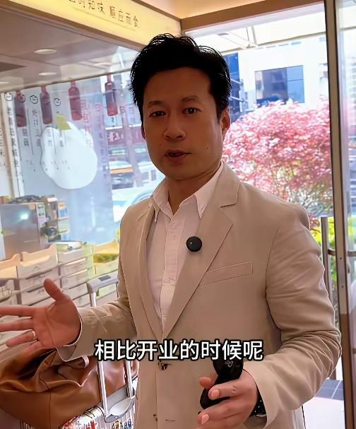 谭凯现身自家饺子馆，没一点大明星样，一口乡音和食客热聊不停