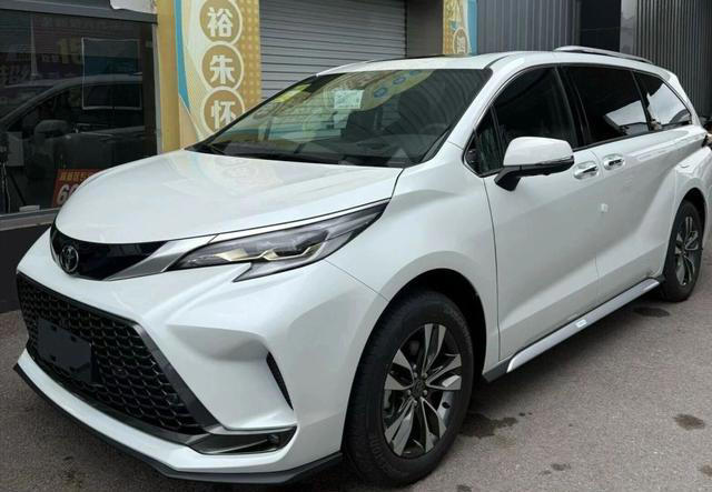 丰田终于“想通了”！高端MPV从近30万降到22万，还要啥腾势D9？