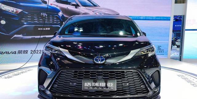 丰田终于“想通了”！高端MPV从近30万降到22万，还要啥腾势D9？