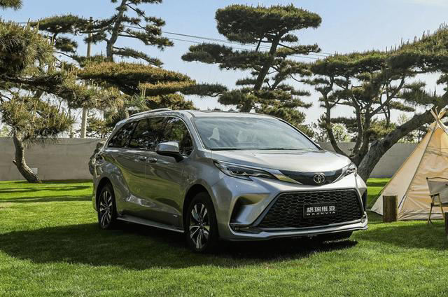 丰田终于“想通了”！高端MPV从近30万降到22万，还要啥腾势D9？