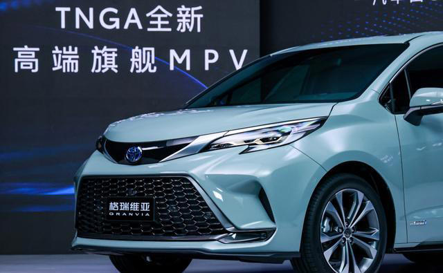 丰田终于“想通了”！高端MPV从近30万降到22万，还要啥腾势D9？