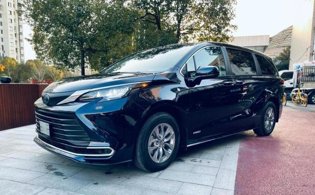 丰田终于“想通了”！高端MPV从近30万降到22万，还要啥腾势D9？