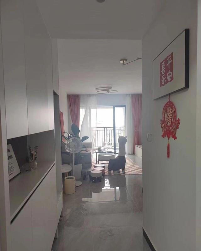 她家极简风装修，省钱耐看不压抑，不吊顶不做电视墙太喜欢了!