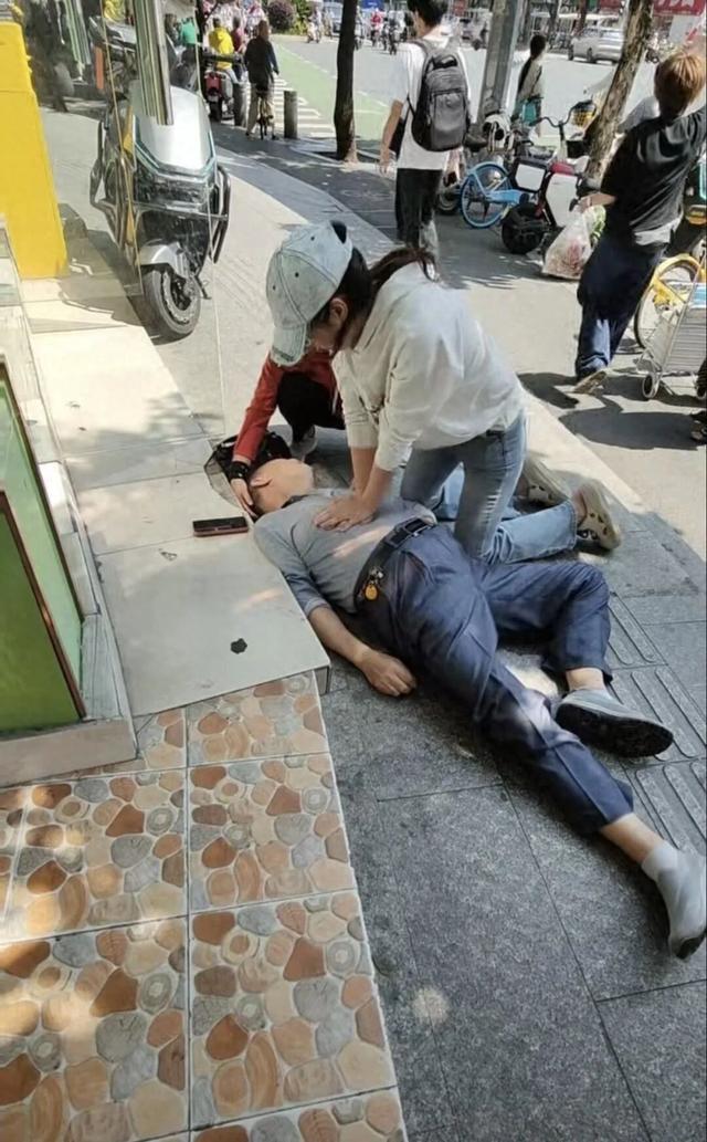 广东一老人突然倒地，女医生路过马上施救：上次路边救人时才毕业，因患者头部重伤愈后情况不理想久久难释怀，所幸这次老人生命体征稳定
