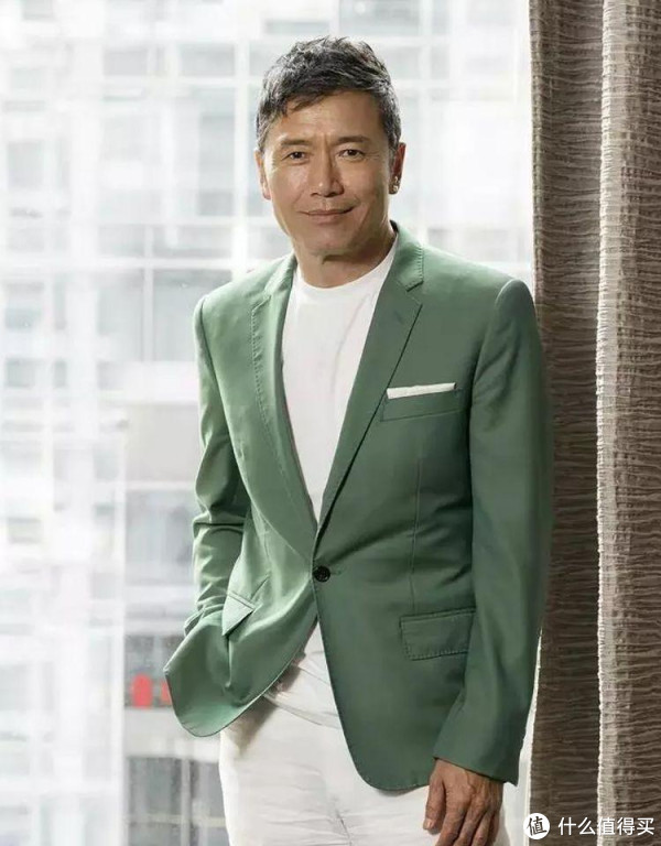 五六十岁的男人：少穿老头色，太油腻了！这3种“型男色”更洋气