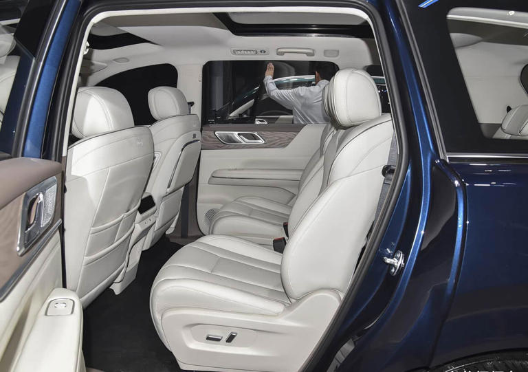 五菱全新中大型SUV北京车展开启盲订，车长近5米，综合续航1260km