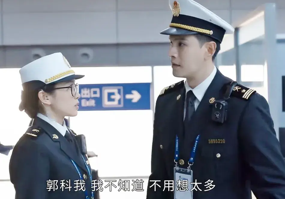 《金关》高开低走，好好的海关题材，硬是演成了狗血偶像剧