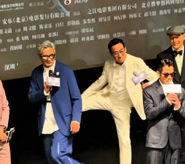 周润发梁家辉首映礼调皮模仿郭富城，一代巨星头发花白老态尽显?