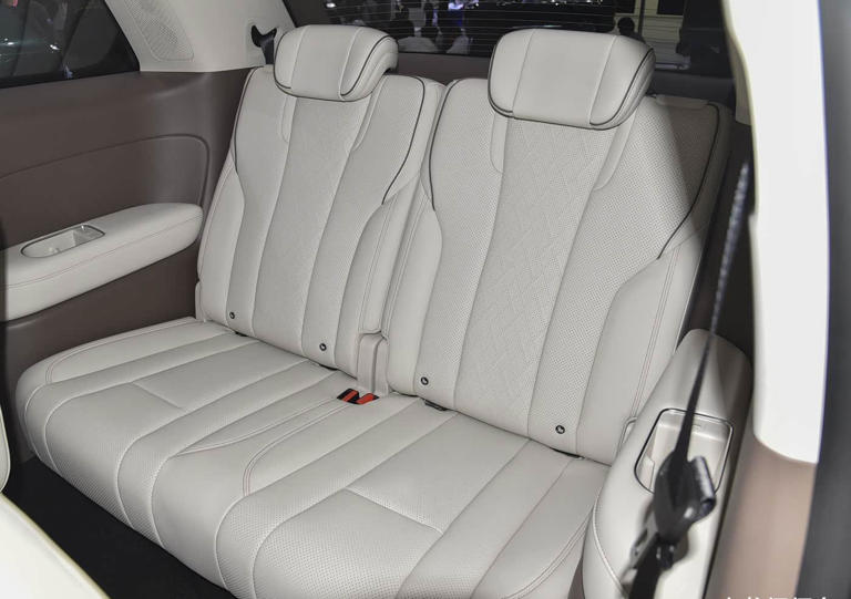 五菱全新中大型SUV北京车展开启盲订，车长近5米，综合续航1260km