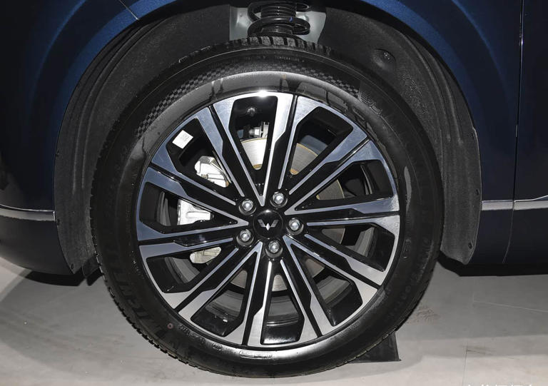 五菱全新中大型SUV北京车展开启盲订，车长近5米，综合续航1260km