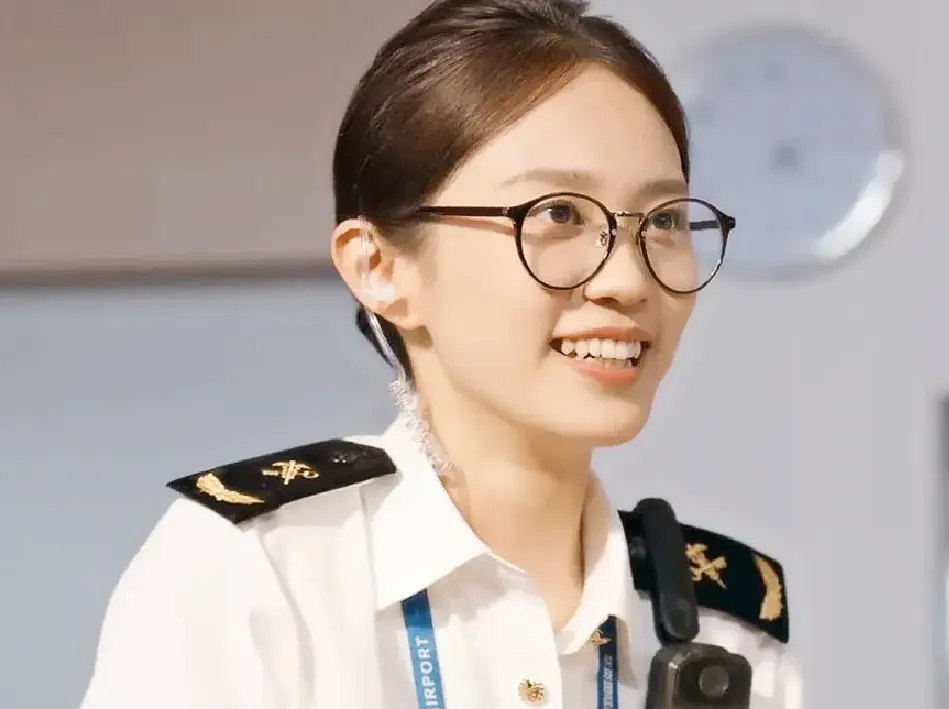《金关》高开低走，好好的海关题材，硬是演成了狗血偶像剧