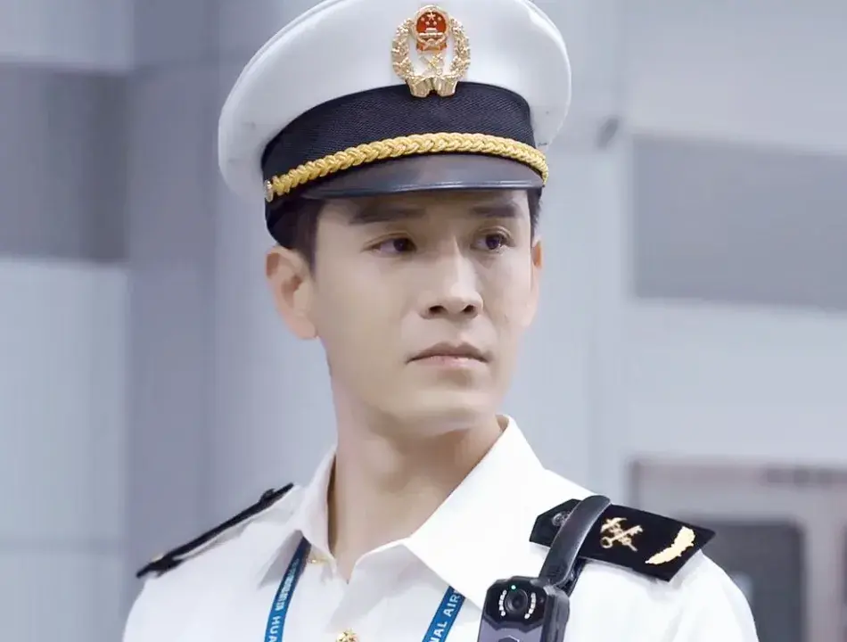 《金关》高开低走，好好的海关题材，硬是演成了狗血偶像剧