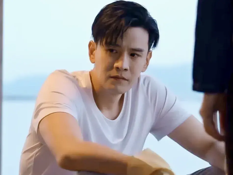 《金关》高开低走，好好的海关题材，硬是演成了狗血偶像剧