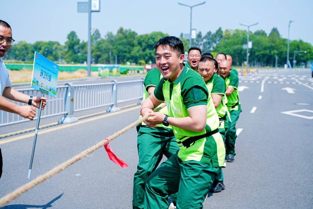 滚铁环、跳长绳 成都职工趣味运动会浓浓童年味