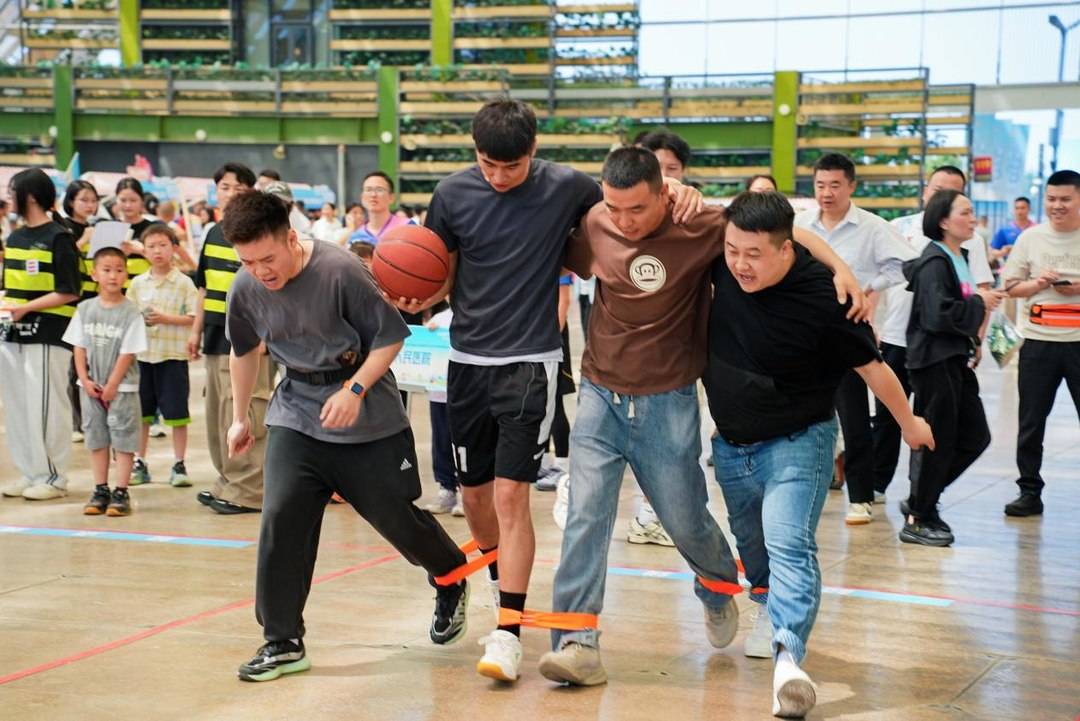 滚铁环、跳长绳 成都职工趣味运动会浓浓童年味