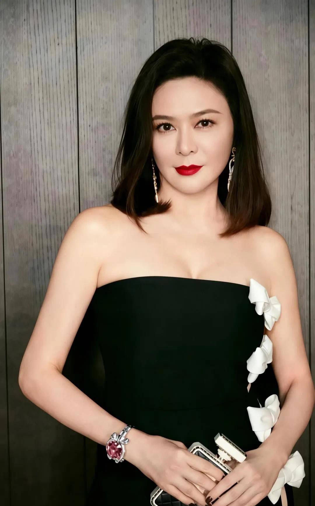 港圈神颜关之琳：凭十三姨封神，半生通透活出自我!