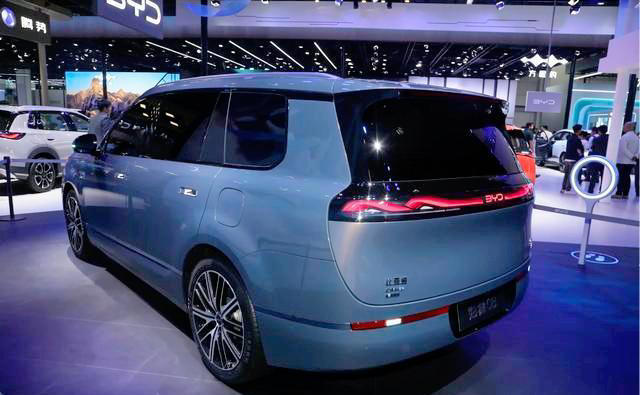 比亚迪海狮08亮相，纯电干到900km，油耗干到3.5L，还要啥自行车