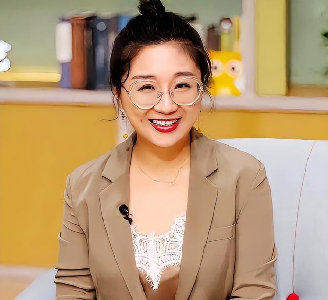 离婚两年之后，傅首尔成功减肥40斤，如今的她完全专注于提升自己