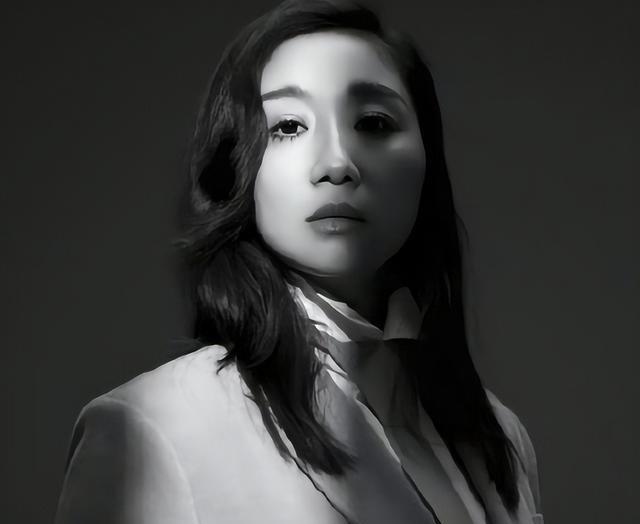 离婚两年之后，傅首尔成功减肥40斤，如今的她完全专注于提升自己