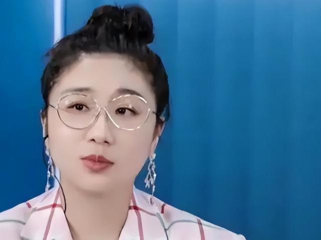 离婚两年之后，傅首尔成功减肥40斤，如今的她完全专注于提升自己