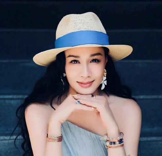 钟丽缇深夜发文称十年流言如刀，已育三个女儿，55岁想再拼四胎