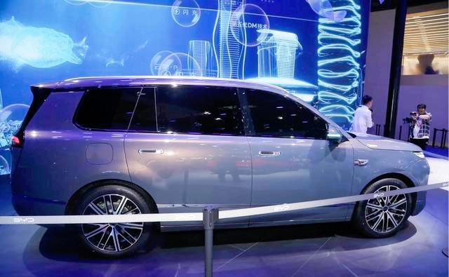 比亚迪海狮08亮相，纯电干到900km，油耗干到3.5L，还要啥自行车