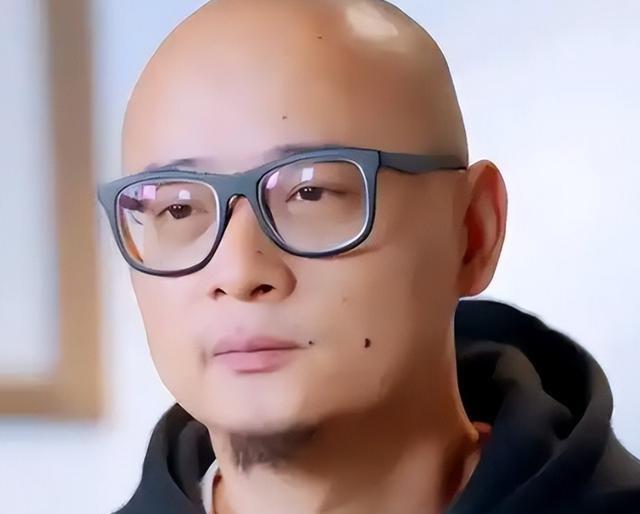 离婚两年之后，傅首尔成功减肥40斤，如今的她完全专注于提升自己