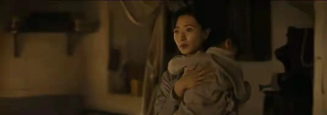 《八千里路》最诛心的不是战死，是头七没过就夸“肉炖得烂”