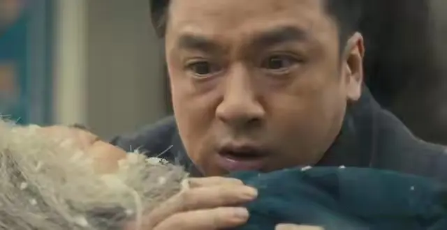 《八千里路》最诛心的不是战死，是头七没过就夸“肉炖得烂”