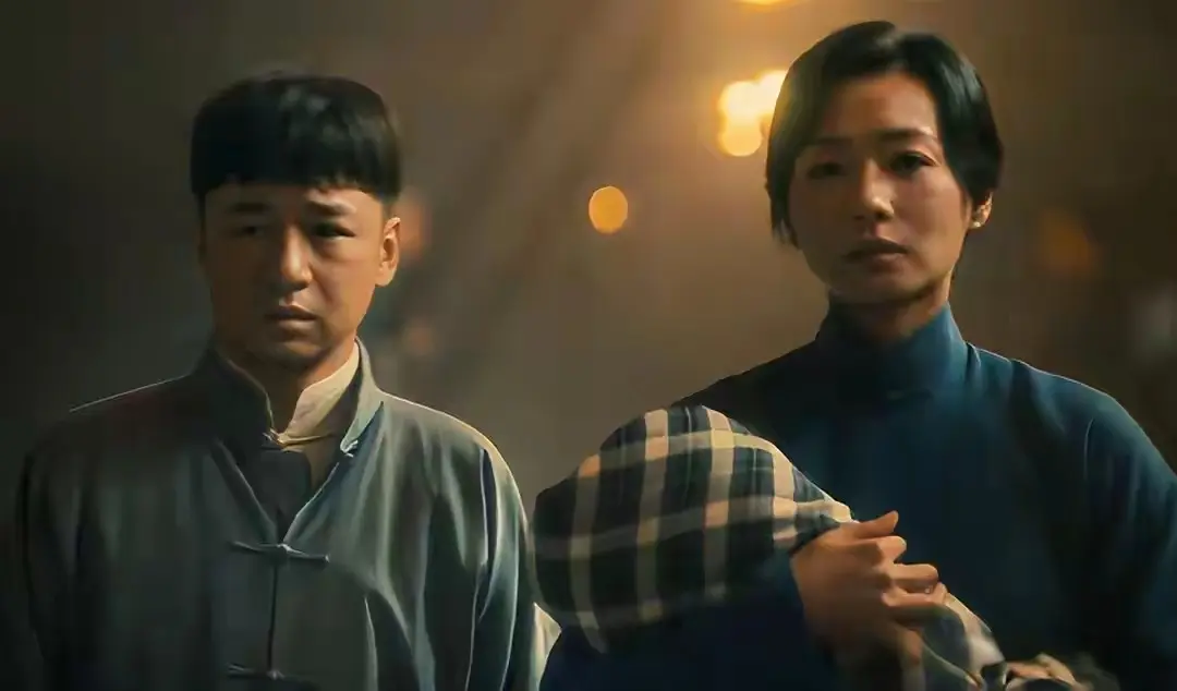 《八千里路》最诛心的不是战死，是头七没过就夸“肉炖得烂”