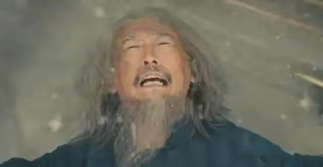 《八千里路》最诛心的不是战死，是头七没过就夸“肉炖得烂”