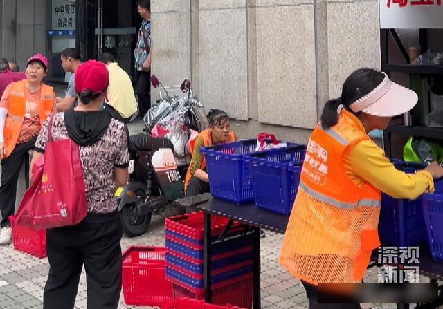 不抢了，不吵了，钱还稳了：“跑楼大妈”跑得更安心了