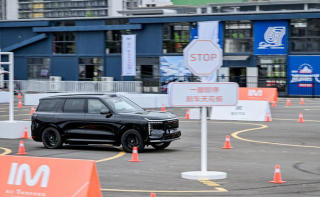 智己 LS8 深度试驾：以百万级驾控品质，定义 2026 最强 8 系旗舰