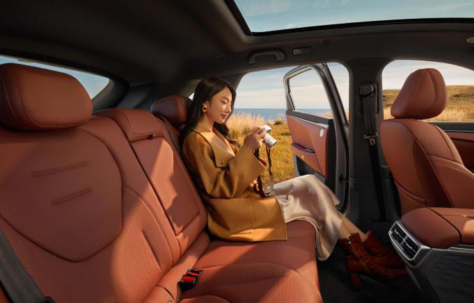 十万出头第一台电车，埃安i60和极狐T5，谁才是年轻人的首选