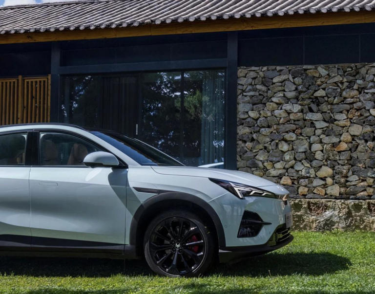 14万买660km续航+座椅通风+HUD：极狐阿尔法T5把配置单拉满了