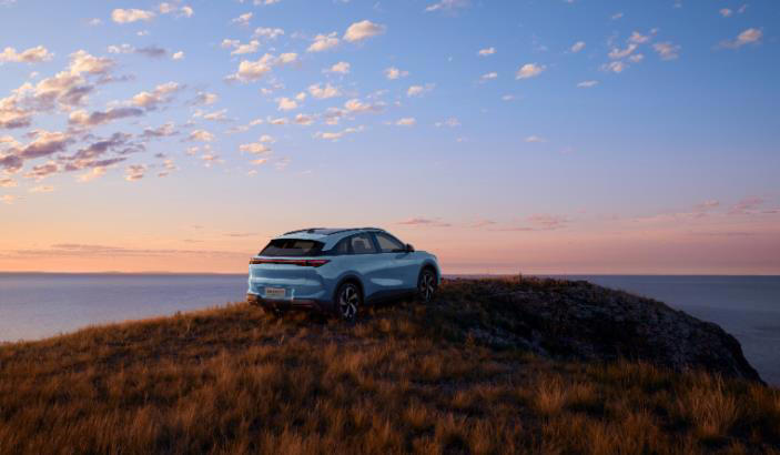 十万出头第一台电车，埃安i60和极狐T5，谁才是年轻人的首选