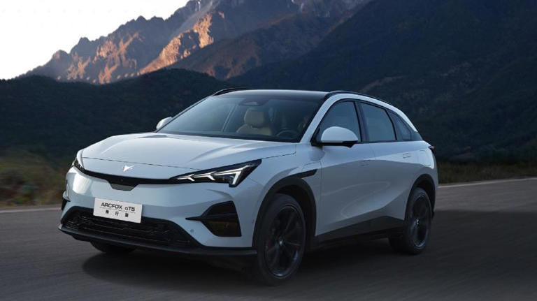 14万买660km续航+座椅通风+HUD：极狐阿尔法T5把配置单拉满了