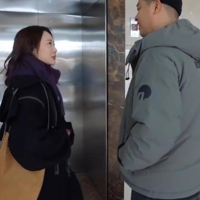 李纯爸爸吐槽李纯马頔街头亲密照，“成何体统！大街上搂搂抱抱”