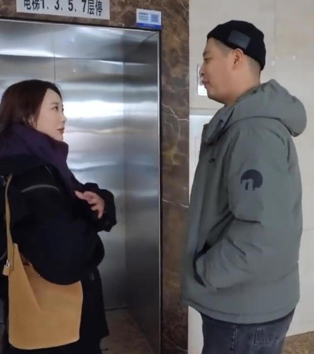 李纯爸爸吐槽李纯马頔街头亲密照，“成何体统！大街上搂搂抱抱”