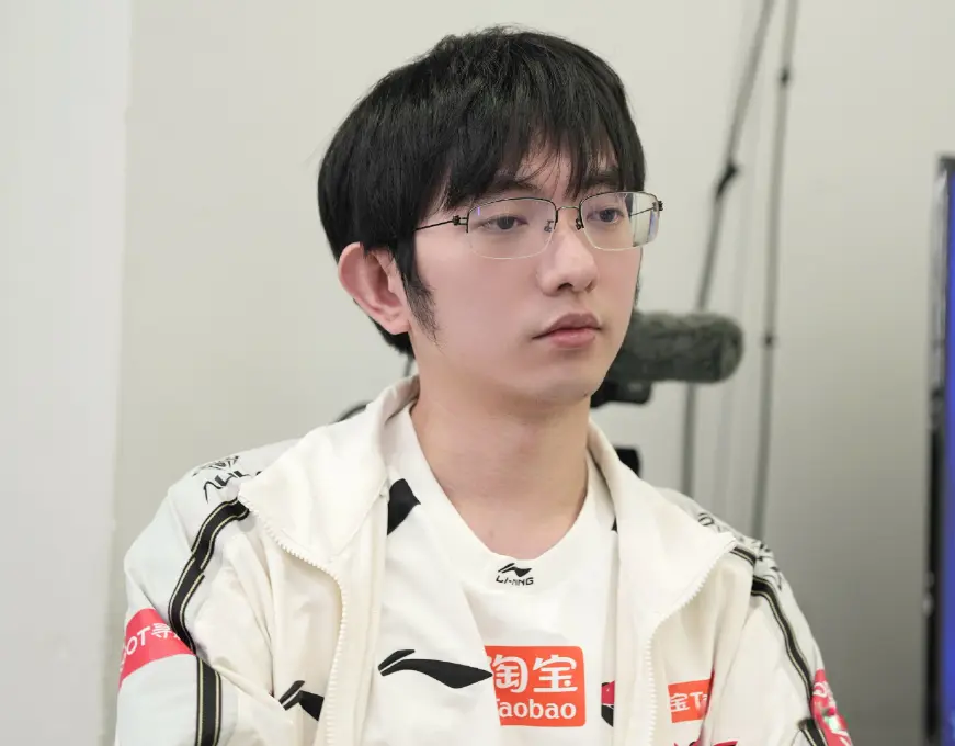 AL真爱粉发文痛斥选手，偶遇合影被拒绝，火了就高攀不起了